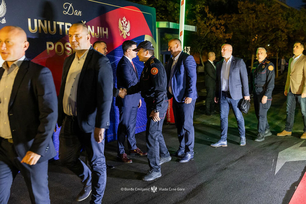 <p>Ispred zgrade Ministarstva unutrašnjih poslova održana centralna proslava Dana unutrašnjih poslova, na kojoj je po prvi put uručena najviša nagrada za rad policijskih službenika</p>