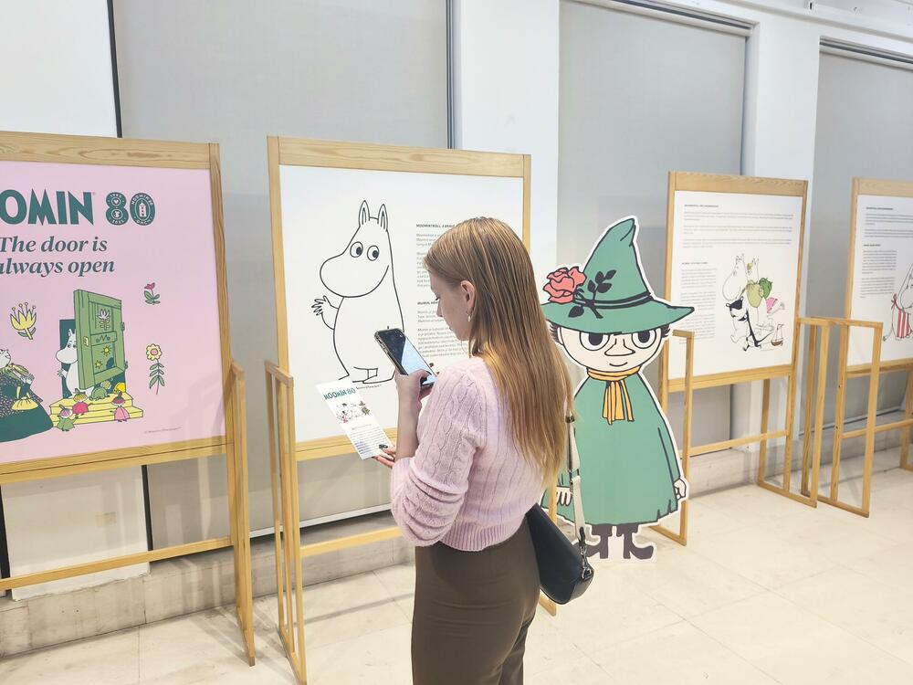 <p>Izložba posvećena čuvenim likovima iz pera finske spisateljice i ilustratorke Tuve Janson, otvorena je u četvrtak veče u Podgorici, u KIC-u “Budo Tomović” gdje je dostupna do 17. oktobra</p>