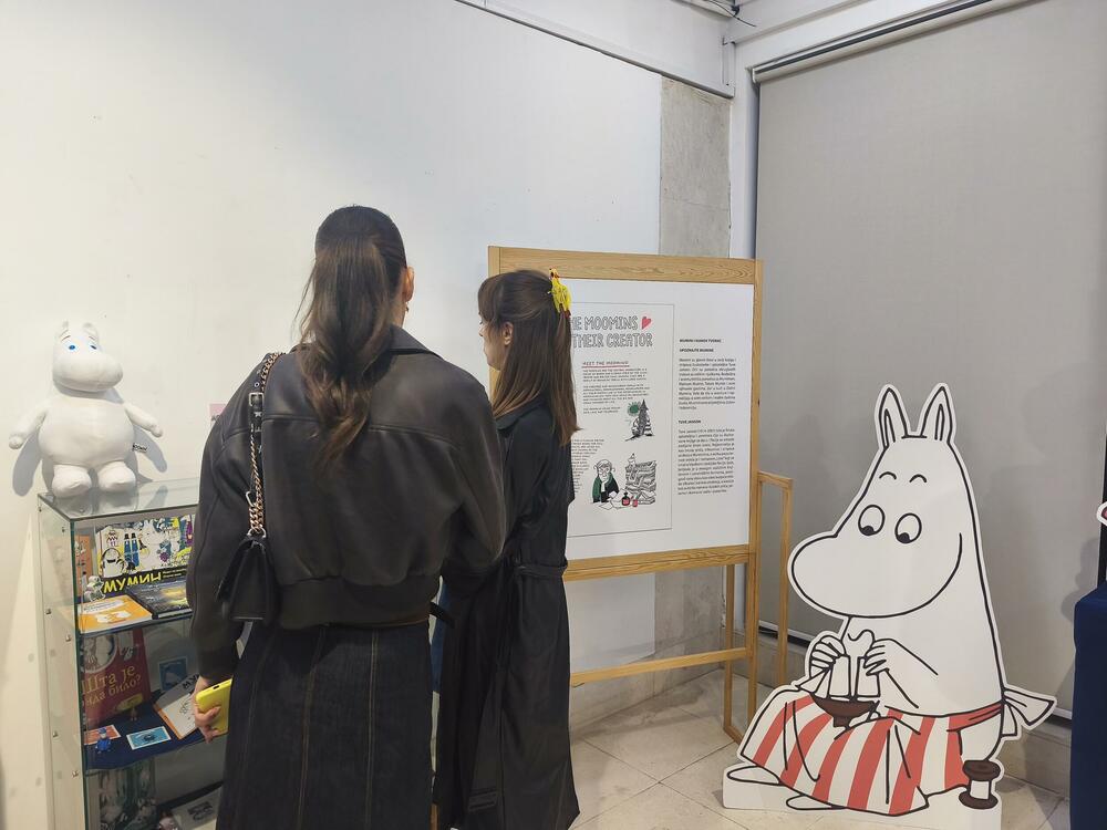 <p>Izložba posvećena čuvenim likovima iz pera finske spisateljice i ilustratorke Tuve Janson, otvorena je u četvrtak veče u Podgorici, u KIC-u “Budo Tomović” gdje je dostupna do 17. oktobra</p>