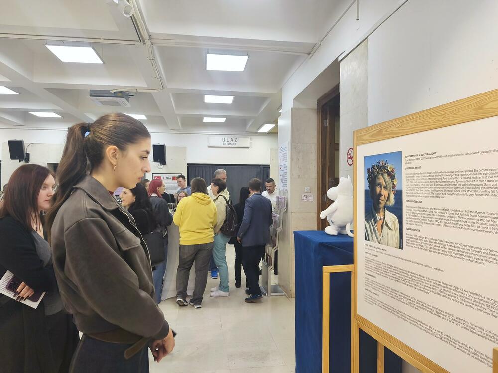 <p>Izložba posvećena čuvenim likovima iz pera finske spisateljice i ilustratorke Tuve Janson, otvorena je u četvrtak veče u Podgorici, u KIC-u “Budo Tomović” gdje je dostupna do 17. oktobra</p>