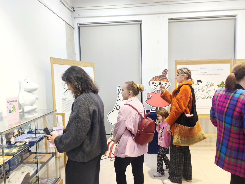 <p>Izložba posvećena čuvenim likovima iz pera finske spisateljice i ilustratorke Tuve Janson, otvorena je u četvrtak veče u Podgorici, u KIC-u “Budo Tomović” gdje je dostupna do 17. oktobra</p>