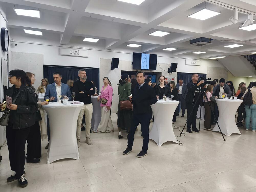 <p>Izložba posvećena čuvenim likovima iz pera finske spisateljice i ilustratorke Tuve Janson, otvorena je u četvrtak veče u Podgorici, u KIC-u “Budo Tomović” gdje je dostupna do 17. oktobra</p>