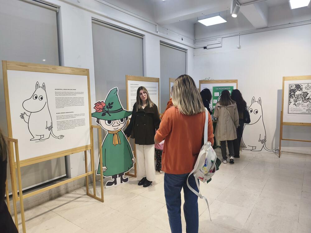 <p>Izložba posvećena čuvenim likovima iz pera finske spisateljice i ilustratorke Tuve Janson, otvorena je u četvrtak veče u Podgorici, u KIC-u “Budo Tomović” gdje je dostupna do 17. oktobra</p>