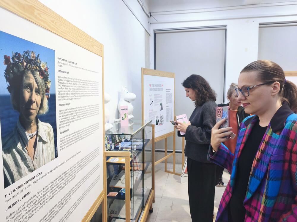 <p>Izložba posvećena čuvenim likovima iz pera finske spisateljice i ilustratorke Tuve Janson, otvorena je u četvrtak veče u Podgorici, u KIC-u “Budo Tomović” gdje je dostupna do 17. oktobra</p>