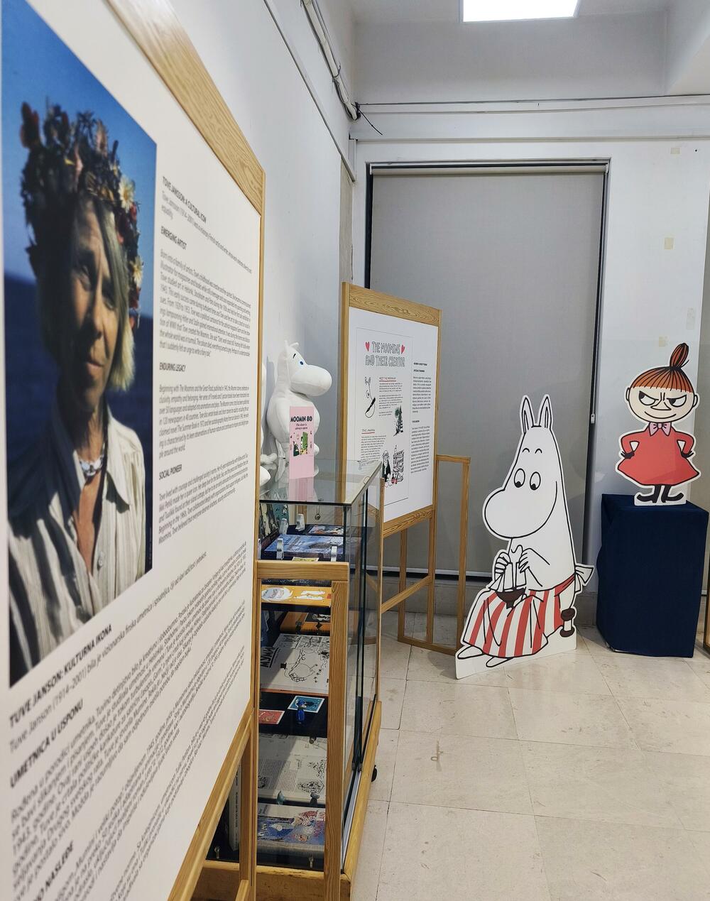 <p>Izložba posvećena čuvenim likovima iz pera finske spisateljice i ilustratorke Tuve Janson, otvorena je u četvrtak veče u Podgorici, u KIC-u “Budo Tomović” gdje je dostupna do 17. oktobra</p>