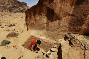 Drevna arapska pustinja: kamile urezane u stijene označavale...