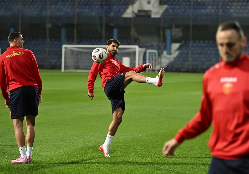 <p>Crnogorski fudbaleri tek danas oko 14 časova stigli u Podgoricu, pošto su spavali u Pragu. U ponedjeljak sa Lihtenštajnom</p>