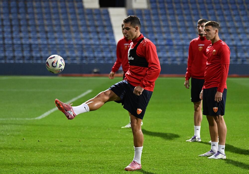 <p>Crnogorski fudbaleri tek danas oko 14 časova stigli u Podgoricu, pošto su spavali u Pragu. U ponedjeljak sa Lihtenštajnom</p>