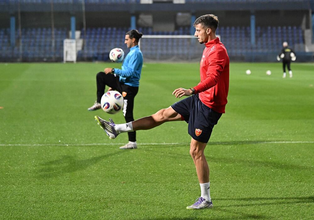 <p>Crnogorski fudbaleri tek danas oko 14 časova stigli u Podgoricu, pošto su spavali u Pragu. U ponedjeljak sa Lihtenštajnom</p>