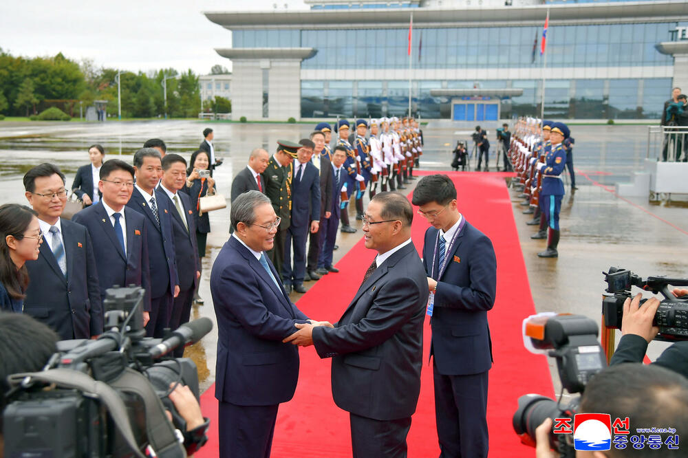 Chinese Premier Li Keqiang and North Korean Prime Minister Pak Tae Song in Pyongyang, Photo: REUTERS