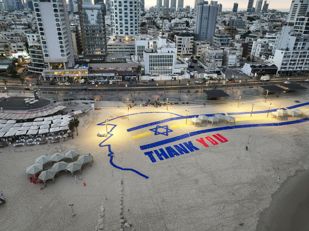 Pogled iz drona prikazuje lik Trampa i zahvaljivanje njemu na dan kada se očekuje oslobađanje izraelskih talaca: Detalj iz Tel Aviva u Izraelu