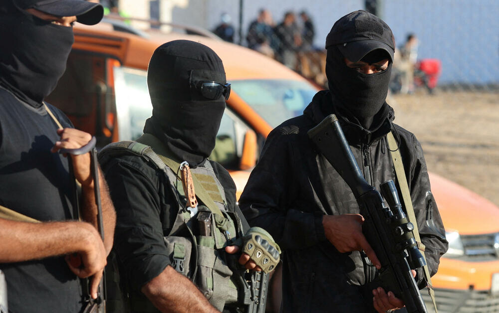 <p>"Toliko sam uzbuđena. Prepuna sam sreće. Teško je opisati kako se osjećam u ovom trenutku. Nisam spavala cijele noći", rekla je Viki Koen, majka taoca Nimroda Koena, dok je putovala ka vojnom kampu Reim, gdje će taoci biti prebačeni</p>