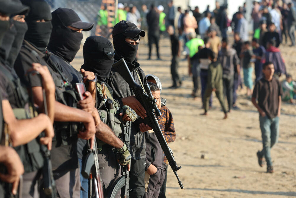 <p>"Toliko sam uzbuđena. Prepuna sam sreće. Teško je opisati kako se osjećam u ovom trenutku. Nisam spavala cijele noći", rekla je Viki Koen, majka taoca Nimroda Koena, dok je putovala ka vojnom kampu Reim, gdje će taoci biti prebačeni</p>