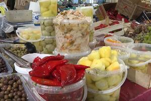 Mnogi biraju domaće plodove iz plastenika, dio zimnice stiže i iz...