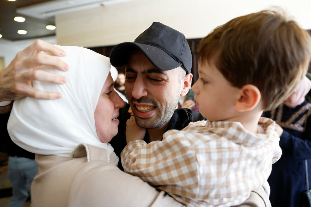 <p>"Toliko sam uzbuđena. Prepuna sam sreće. Teško je opisati kako se osjećam u ovom trenutku. Nisam spavala cijele noći", rekla je Viki Koen, majka taoca Nimroda Koena, dok je putovala ka vojnom kampu Reim, gdje će taoci biti prebačeni</p>