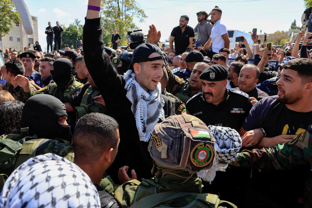 <p>"Toliko sam uzbuđena. Prepuna sam sreće. Teško je opisati kako se osjećam u ovom trenutku. Nisam spavala cijele noći", rekla je Viki Koen, majka taoca Nimroda Koena, dok je putovala ka vojnom kampu Reim, gdje će taoci biti prebačeni</p>