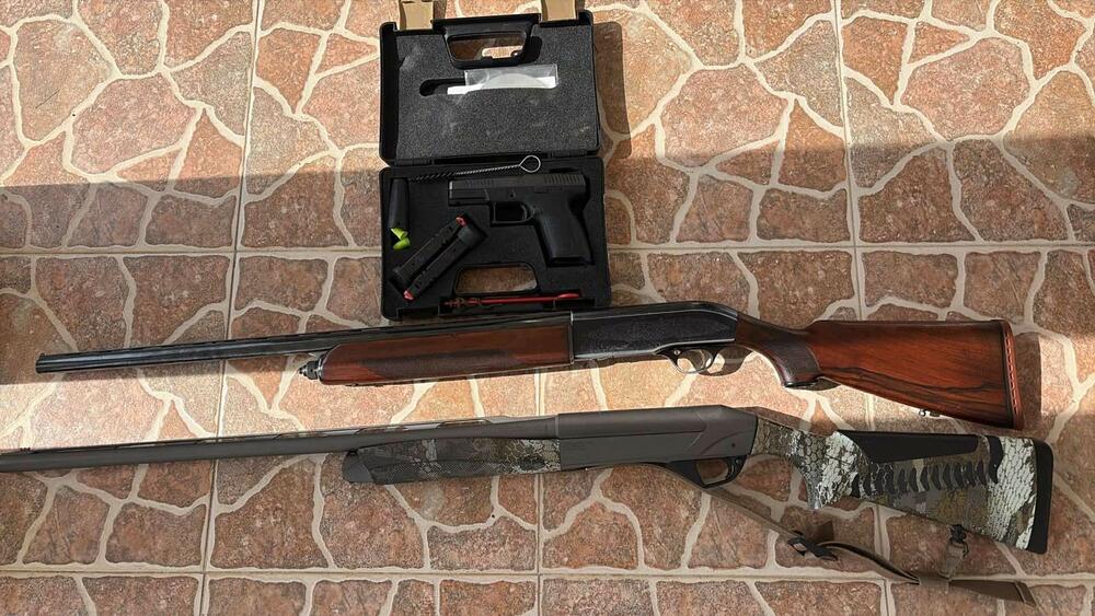 V Ulcinju aretirali moškega, ki je vozil pod vplivom petih vrst drog; v njegovem stanovanju našli orožje in mamila