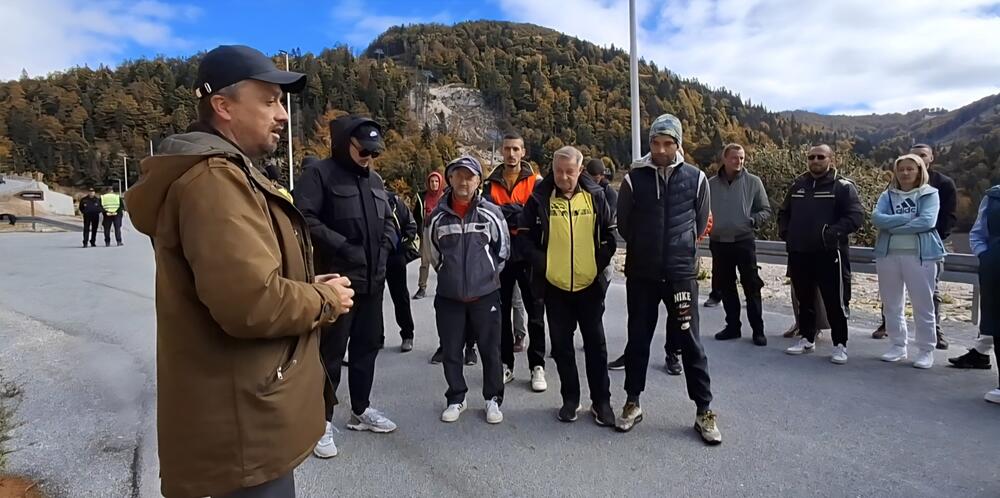 <p>Najavljeno da će se jednosatna blokada regionalnog puta održavati svakog radnog dana kod tunela "Klisura", te da će, ukoliko Vlada za sedam dana ne ispuni zahtjeve, protesti trajati po dva sata</p>