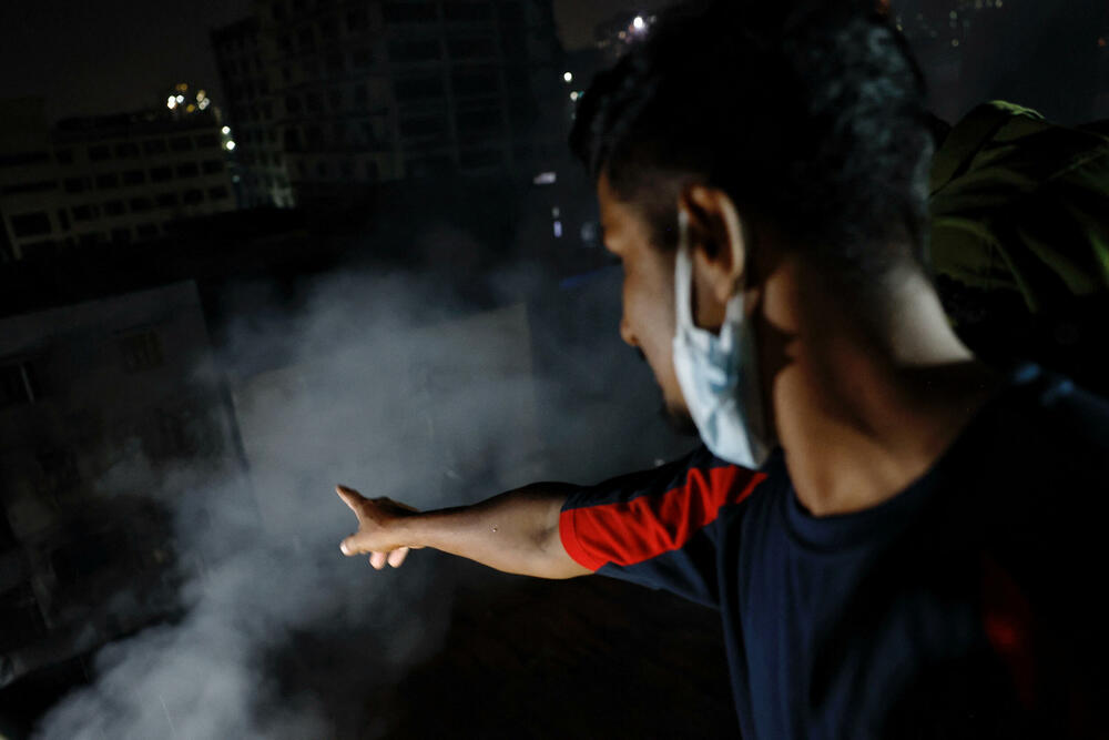 <p>Požar je izbio na trećem spratu četvorospratne fabrike u oblasti Mirpur, u glavnom gradu Daki, a zatim se proširio na skladište hemikalija u kojem su se nalazili izbjeljivač, plastika i vodonik-peroksid, rekao je zvaničnik vatrogasne službe Talha Bin Džašim, pozivajući se na svjedoke</p>