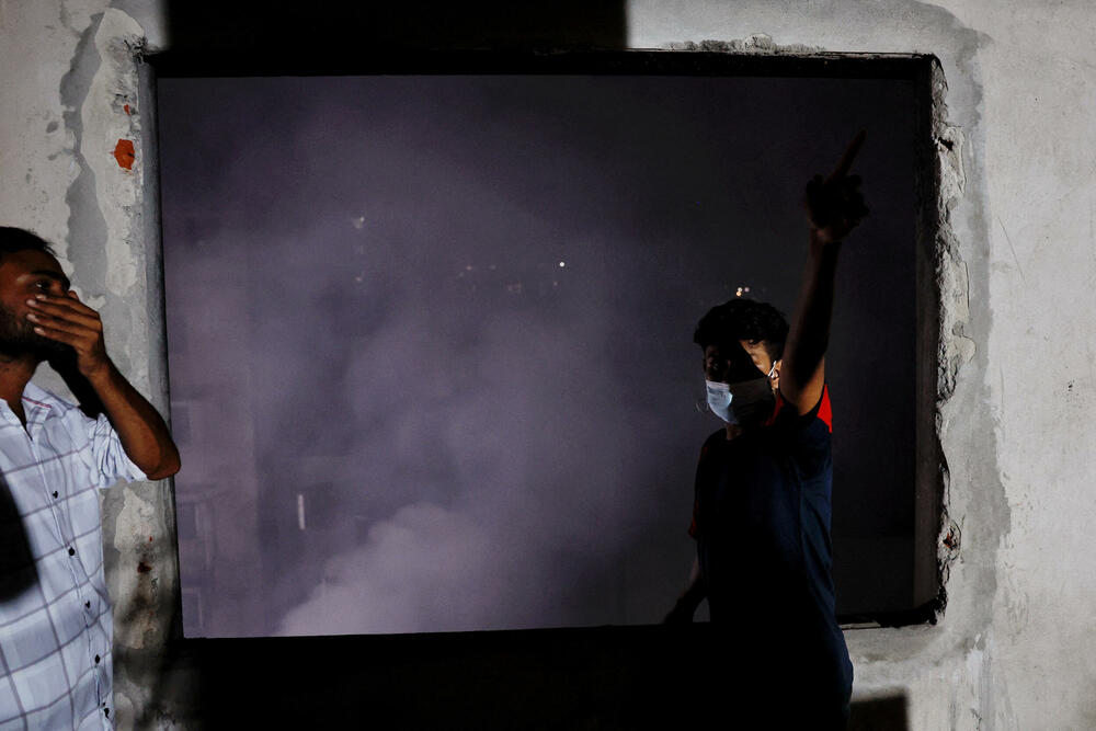 <p>Požar je izbio na trećem spratu četvorospratne fabrike u oblasti Mirpur, u glavnom gradu Daki, a zatim se proširio na skladište hemikalija u kojem su se nalazili izbjeljivač, plastika i vodonik-peroksid, rekao je zvaničnik vatrogasne službe Talha Bin Džašim, pozivajući se na svjedoke</p>