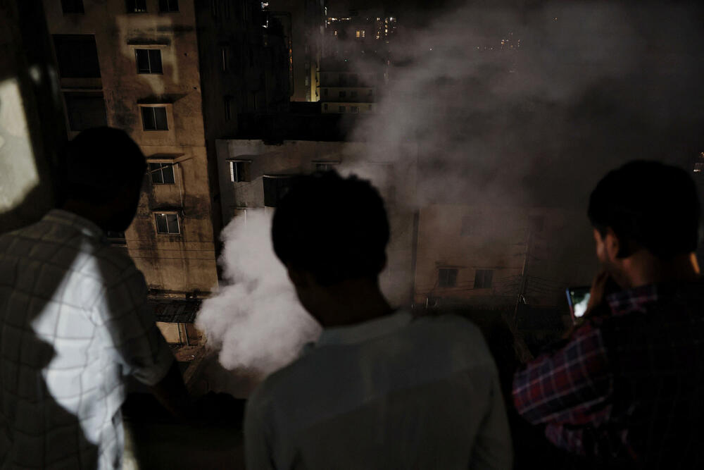 <p>Požar je izbio na trećem spratu četvorospratne fabrike u oblasti Mirpur, u glavnom gradu Daki, a zatim se proširio na skladište hemikalija u kojem su se nalazili izbjeljivač, plastika i vodonik-peroksid, rekao je zvaničnik vatrogasne službe Talha Bin Džašim, pozivajući se na svjedoke</p>