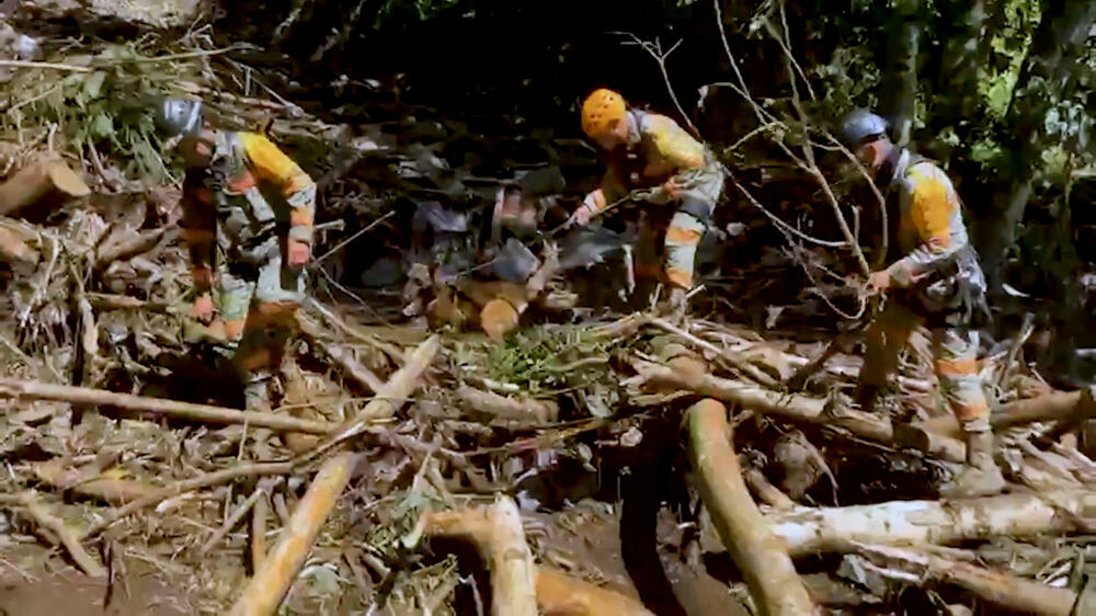 <p>Kiše su izazvane spajanjem dvije tropske oluje, zbog čega su se izlile mnoge rijeke</p>