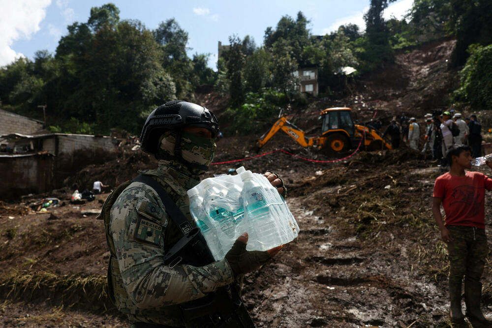 <p>Kiše su izazvane spajanjem dvije tropske oluje, zbog čega su se izlile mnoge rijeke</p>