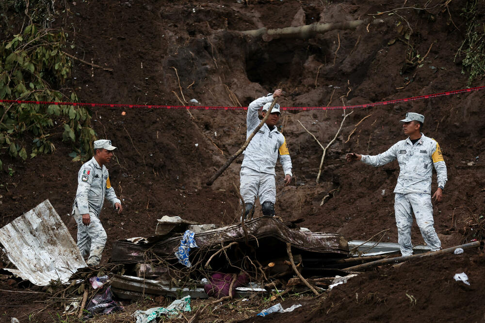 <p>Kiše su izazvane spajanjem dvije tropske oluje, zbog čega su se izlile mnoge rijeke</p>