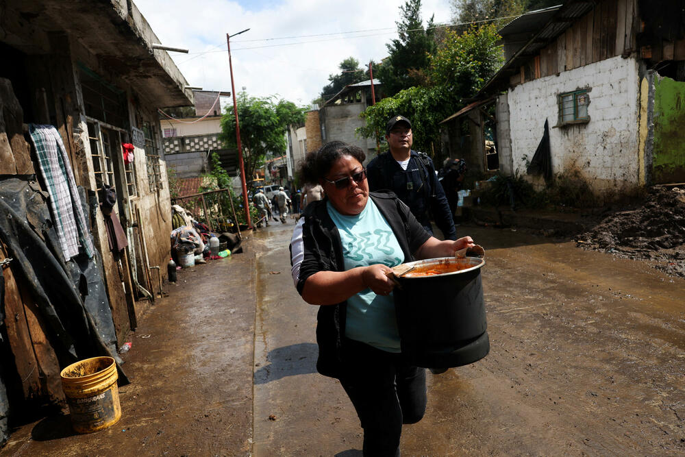 <p>Kiše su izazvane spajanjem dvije tropske oluje, zbog čega su se izlile mnoge rijeke</p>