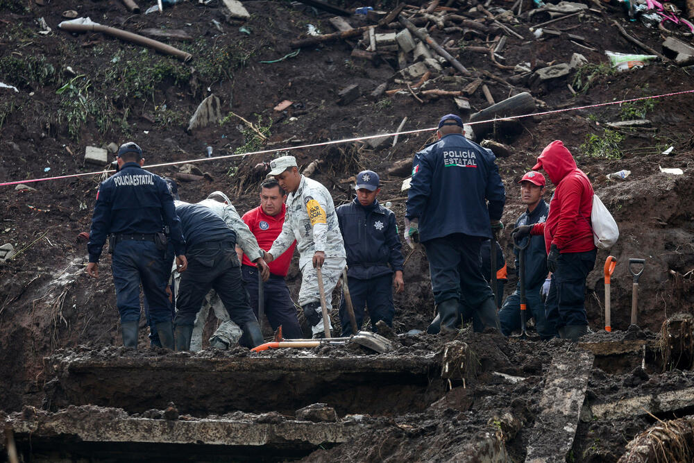 <p>Kiše su izazvane spajanjem dvije tropske oluje, zbog čega su se izlile mnoge rijeke</p>