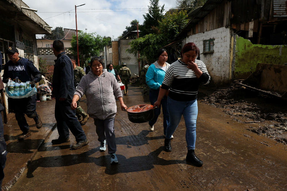<p>Kiše su izazvane spajanjem dvije tropske oluje, zbog čega su se izlile mnoge rijeke</p>
