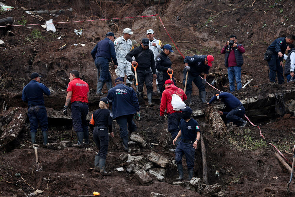 <p>Kiše su izazvane spajanjem dvije tropske oluje, zbog čega su se izlile mnoge rijeke</p>