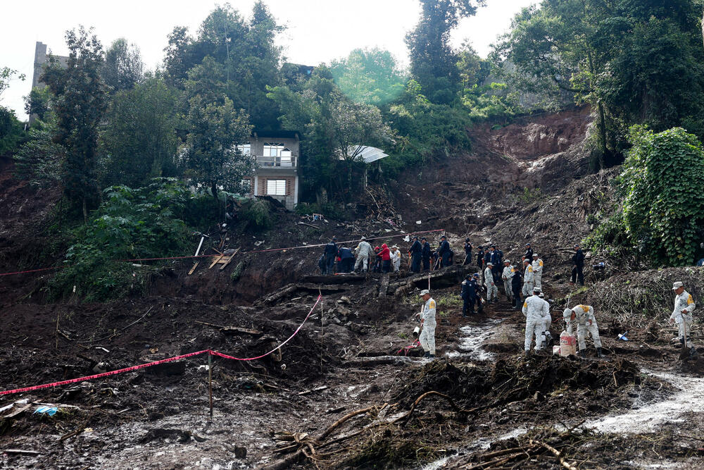 <p>Kiše su izazvane spajanjem dvije tropske oluje, zbog čega su se izlile mnoge rijeke</p>