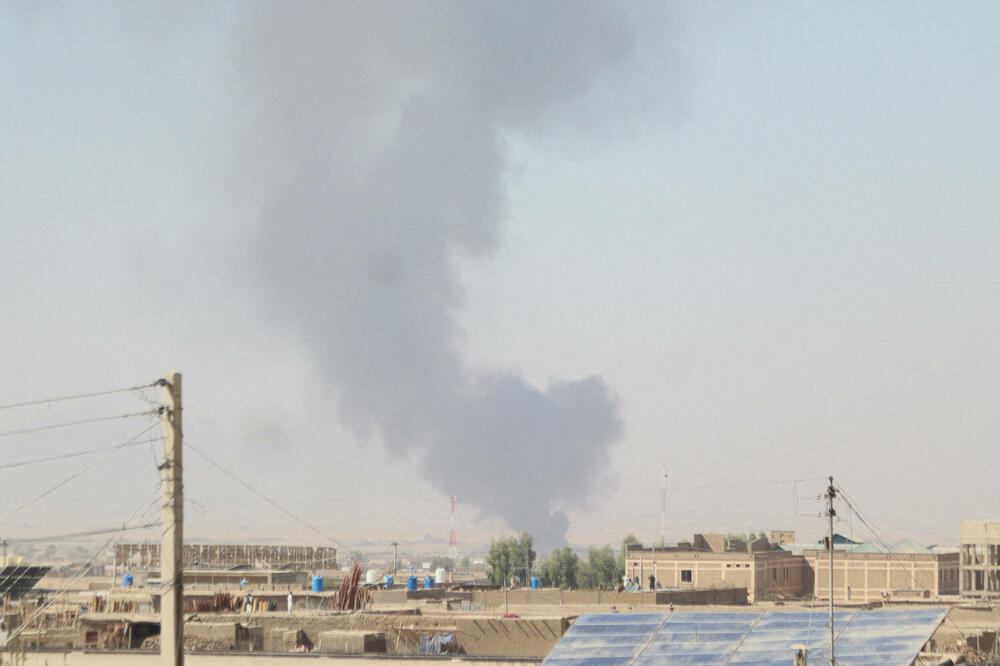 Dim se uzdiže sa strane Avganistana nakon razmjene vatre između pakistanskih i avganistanskih snaga: Pogled sa graničnog prelaza u Čamanu, pokrajina Balučistan, Pakistan., Foto: Reuters