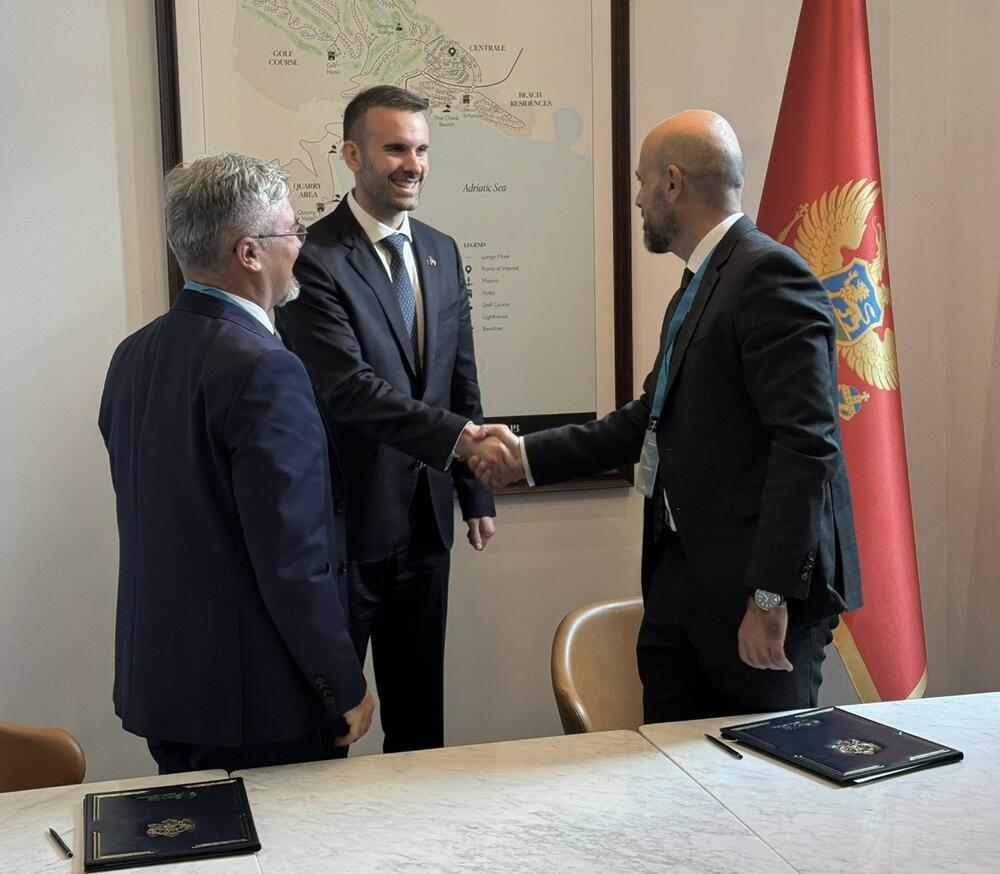 <p>&ldquo;Potpisivanje memoranduma potvrđuje opredjeljenje EPCG da aktivno učestvuje u dekarbonizaciji i modernizaciji proizvodnih kapaciteta. Partnerstvom s kompanijom E2S Power otvaramo mogućnost za primjenu naprednih tehnologija koje će omogućiti efikasnije korišćenje energije i smanjenje emisije ugljen-dioksida&rdquo;, kazao je Bulatović</p>