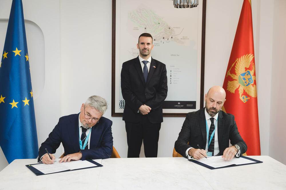 <p>&ldquo;Potpisivanje memoranduma potvrđuje opredjeljenje EPCG da aktivno učestvuje u dekarbonizaciji i modernizaciji proizvodnih kapaciteta. Partnerstvom s kompanijom E2S Power otvaramo mogućnost za primjenu naprednih tehnologija koje će omogućiti efikasnije korišćenje energije i smanjenje emisije ugljen-dioksida&rdquo;, kazao je Bulatović</p>