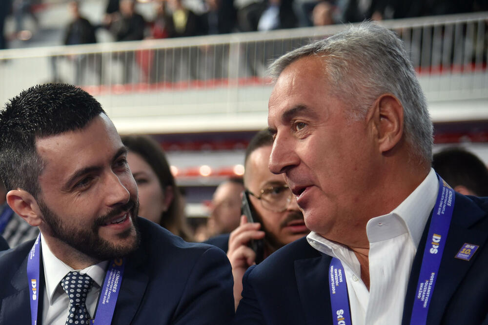 “Ćeraćemo se još”: Živković i Đukanović na konresu DPS-a, Foto: Boris Pejović