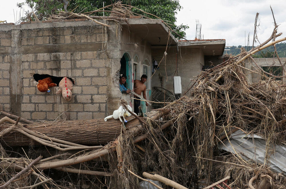 <p>Nakon godine izuzetno visokog rejtinga podrške, ova katastrofa predstavlja ozbiljan test za predsjednicu Meksika Klaudiju Šejnbaum, koja se tokom posjeta pogođenim područjima suočila s neuobičajeno neprijateljskim okupljanjima i negodovanjem građana</p>