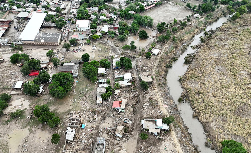 <p>Nakon godine izuzetno visokog rejtinga podrške, ova katastrofa predstavlja ozbiljan test za predsjednicu Meksika Klaudiju Šejnbaum, koja se tokom posjeta pogođenim područjima suočila s neuobičajeno neprijateljskim okupljanjima i negodovanjem građana</p>
