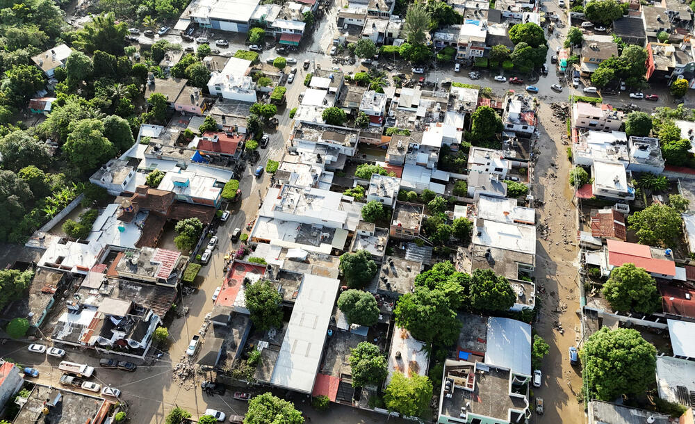 <p>Nakon godine izuzetno visokog rejtinga podrške, ova katastrofa predstavlja ozbiljan test za predsjednicu Meksika Klaudiju Šejnbaum, koja se tokom posjeta pogođenim područjima suočila s neuobičajeno neprijateljskim okupljanjima i negodovanjem građana</p>