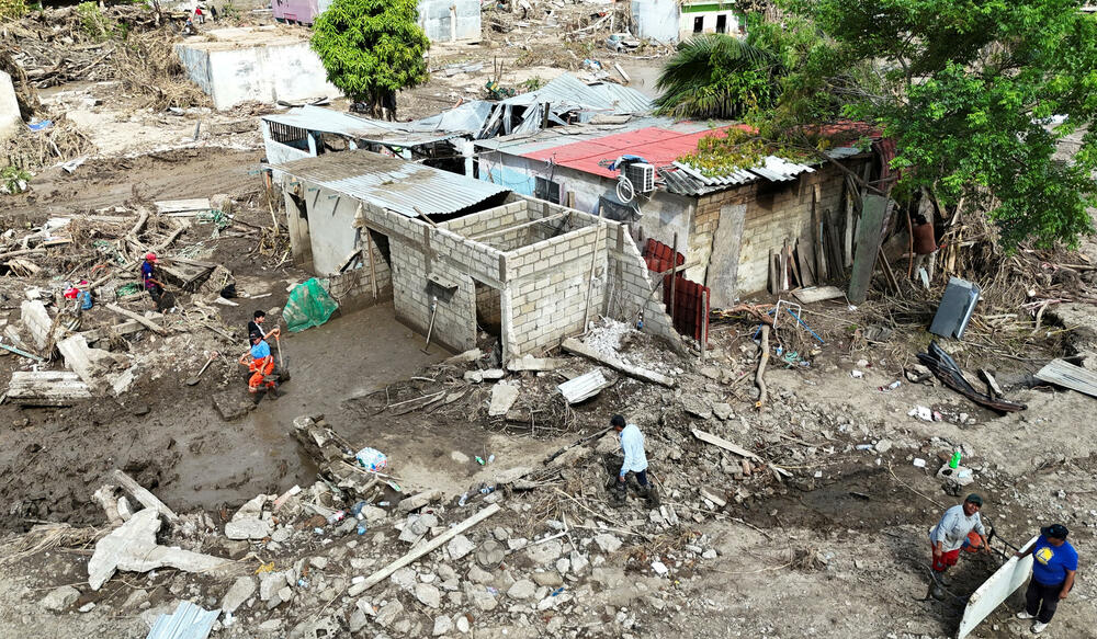 <p>Nakon godine izuzetno visokog rejtinga podrške, ova katastrofa predstavlja ozbiljan test za predsjednicu Meksika Klaudiju Šejnbaum, koja se tokom posjeta pogođenim područjima suočila s neuobičajeno neprijateljskim okupljanjima i negodovanjem građana</p>