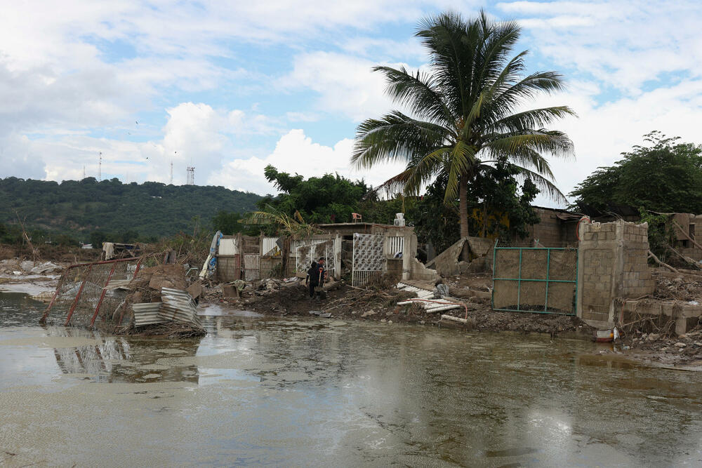 <p>Nakon godine izuzetno visokog rejtinga podrške, ova katastrofa predstavlja ozbiljan test za predsjednicu Meksika Klaudiju Šejnbaum, koja se tokom posjeta pogođenim područjima suočila s neuobičajeno neprijateljskim okupljanjima i negodovanjem građana</p>