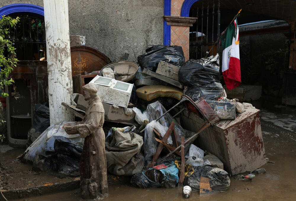 <p>Nakon godine izuzetno visokog rejtinga podrške, ova katastrofa predstavlja ozbiljan test za predsjednicu Meksika Klaudiju Šejnbaum, koja se tokom posjeta pogođenim područjima suočila s neuobičajeno neprijateljskim okupljanjima i negodovanjem građana</p>