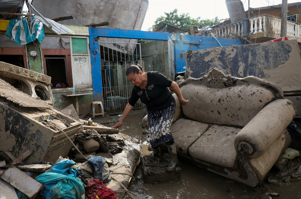 <p>Nakon godine izuzetno visokog rejtinga podrške, ova katastrofa predstavlja ozbiljan test za predsjednicu Meksika Klaudiju Šejnbaum, koja se tokom posjeta pogođenim područjima suočila s neuobičajeno neprijateljskim okupljanjima i negodovanjem građana</p>