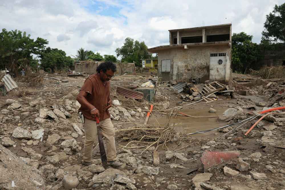 <p>Nakon godine izuzetno visokog rejtinga podrške, ova katastrofa predstavlja ozbiljan test za predsjednicu Meksika Klaudiju Šejnbaum, koja se tokom posjeta pogođenim područjima suočila s neuobičajeno neprijateljskim okupljanjima i negodovanjem građana</p>