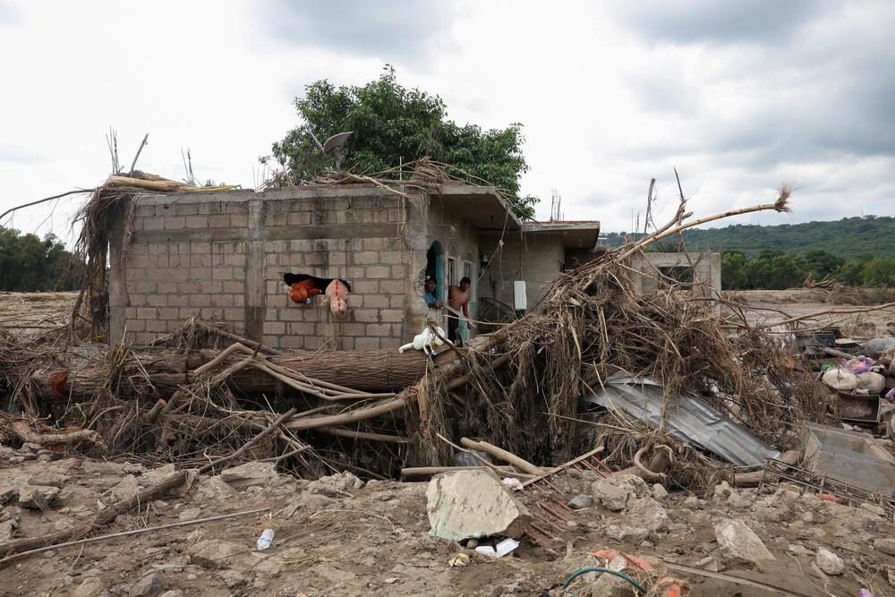 <p>Nakon godine izuzetno visokog rejtinga podrške, ova katastrofa predstavlja ozbiljan test za predsjednicu Meksika Klaudiju Šejnbaum, koja se tokom posjeta pogođenim područjima suočila s neuobičajeno neprijateljskim okupljanjima i negodovanjem građana</p>