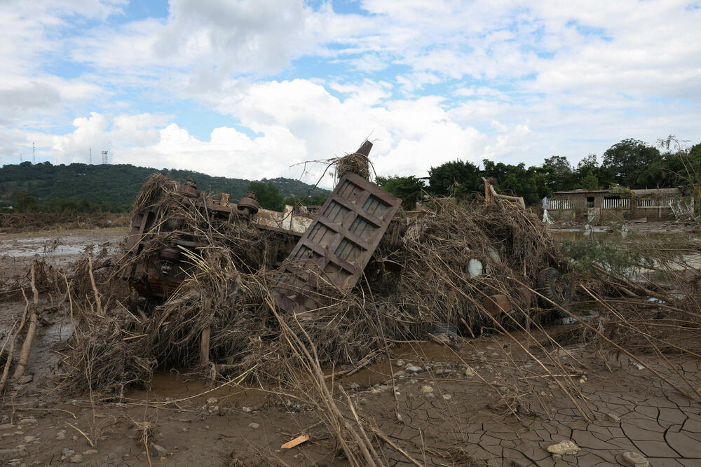 <p>Nakon godine izuzetno visokog rejtinga podrške, ova katastrofa predstavlja ozbiljan test za predsjednicu Meksika Klaudiju Šejnbaum, koja se tokom posjeta pogođenim područjima suočila s neuobičajeno neprijateljskim okupljanjima i negodovanjem građana</p>