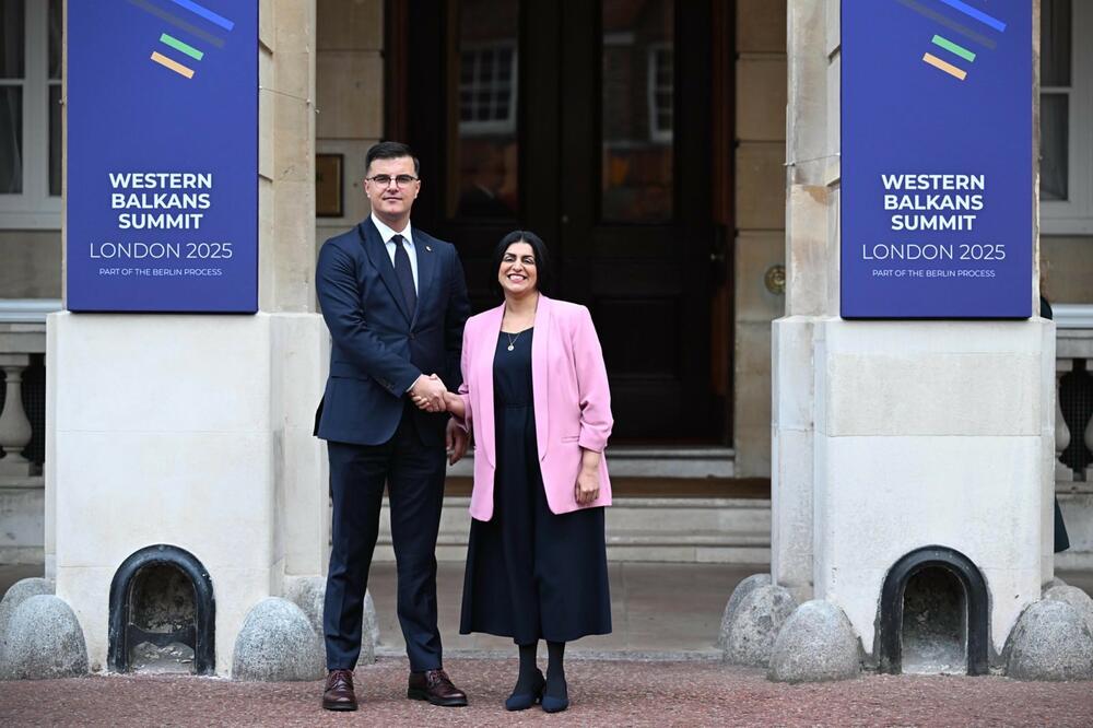 <p>Iz Ministarstva unutrašnjih poslova (MUP) je saopšteno da je čelnik tog Vladinog resora Danilo Šaranović u Londonu kazao da je "Crna Gora, kao zemlja predvodnica u procesu pristupanja EU, snažno posvećena jačanju granične bezbjednosti, pozicionirajući se kao ključni partner u svim regionalnim i evropskim inicijativama koje imaju strateški značaj za zaštitu vanjskih granica"</p>