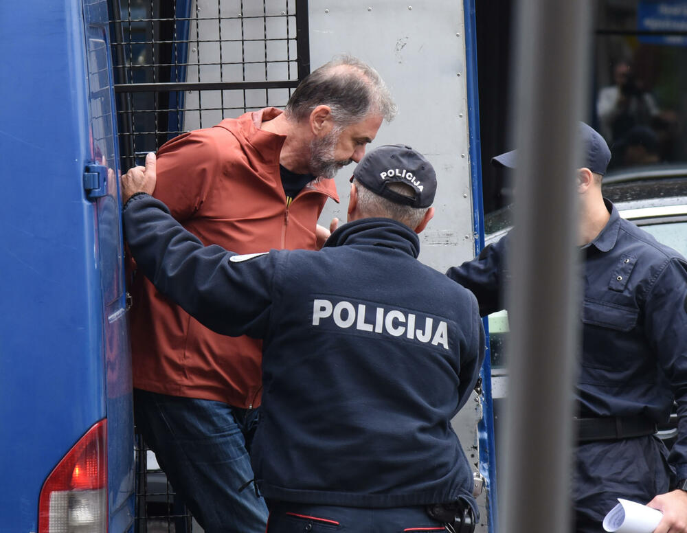 <p>Ivanović je bio uhapšen zbog incidenta tokom kojeg je presjekao putanju vozilima koja su u pratnji premijera Milojka Spajića i vrijeđao policajce iz pratnje predsjednika Vlade</p>