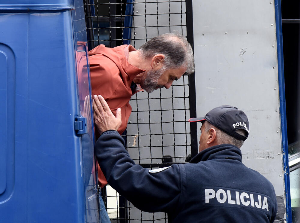 <p>Ivanović je bio uhapšen zbog incidenta tokom kojeg je presjekao putanju vozilima koja su u pratnji premijera Milojka Spajića i vrijeđao policajce iz pratnje predsjednika Vlade</p>